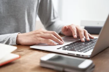 Mann arbeitet Zuhause an seinem Laptop