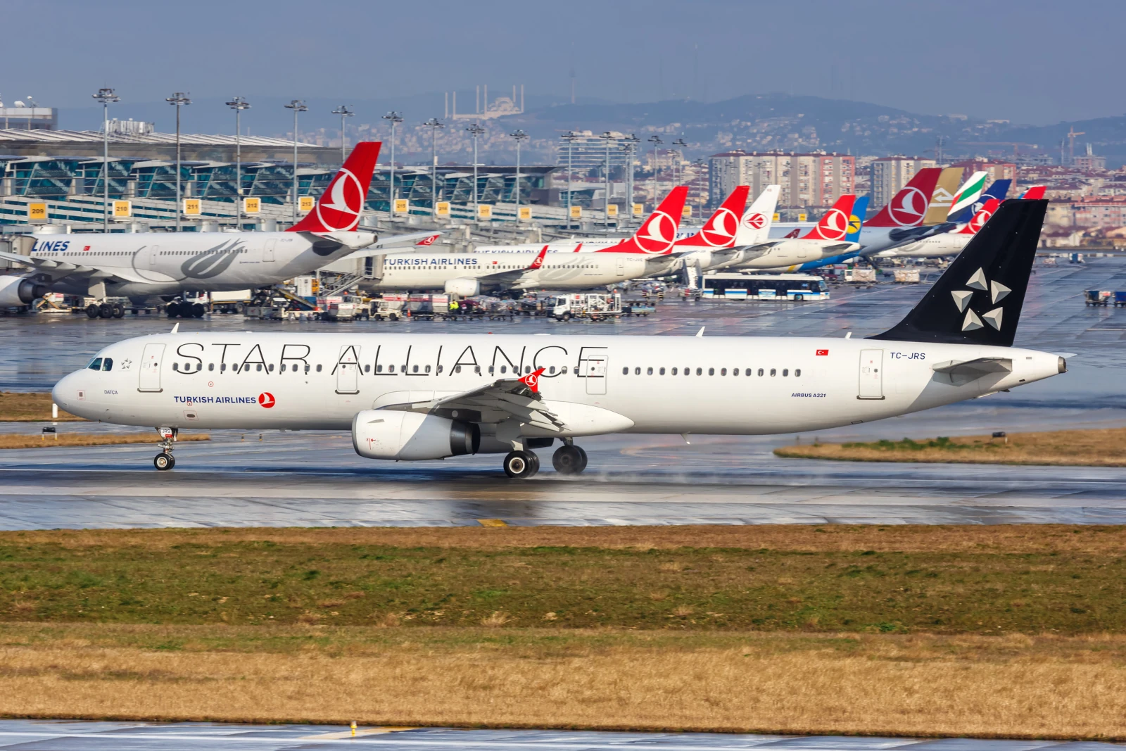 Turkish Airlines Airbus A321 Flugzeug mit der Star Alliance Sonderlackierung am Istanbul Atatürk Airport (IST)