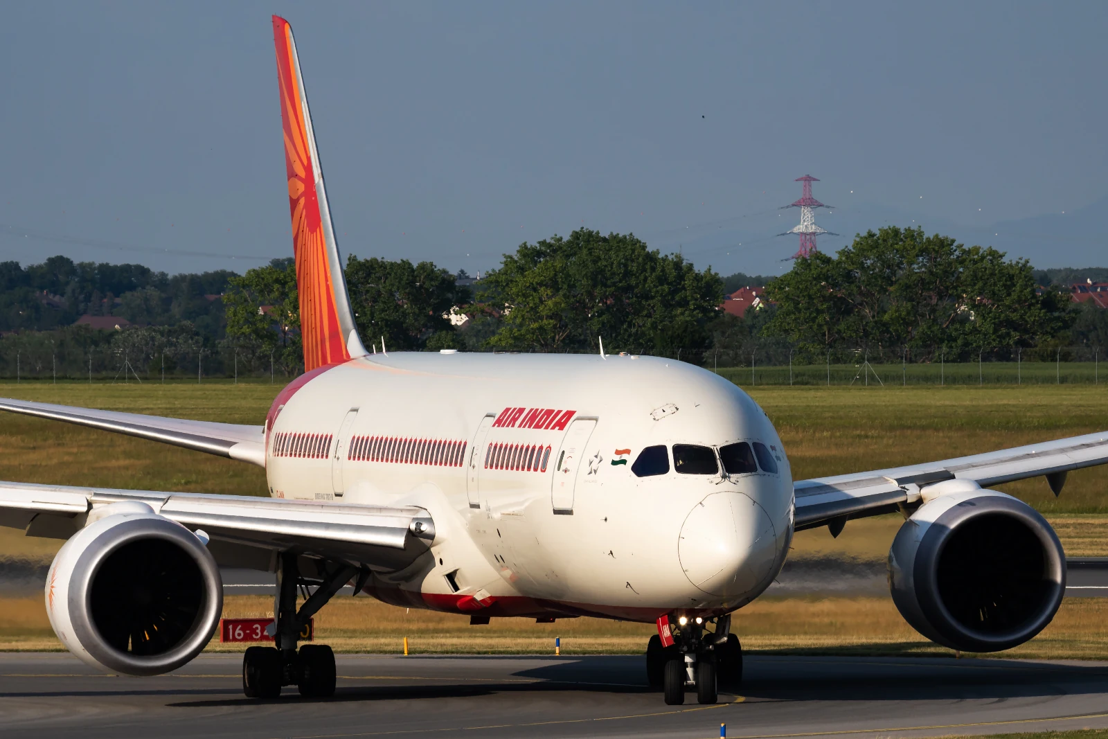  Air India Boeing 787-8 Dreamliner VT-ANA Passagierflugzeug Ankunft und Landung am Flughafen Wien