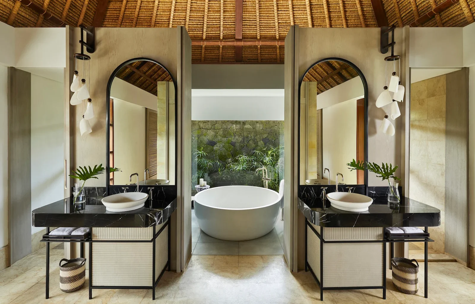 Badezimmer in einer Pool Villa des Kimpton Naranta auf Bali
