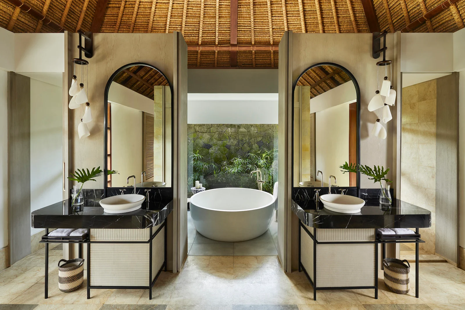 Badezimmer in einer Pool Villa des Kimpton Naranta auf Bali