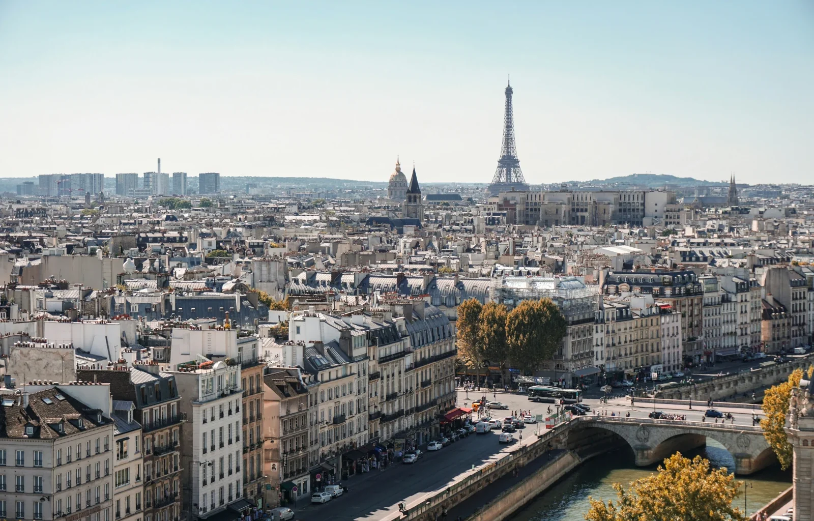 blick über die Dächer von Paris mit dem Eiffelturm im Hintergrund