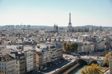 blick über die Dächer von Paris mit dem Eiffelturm im Hintergrund