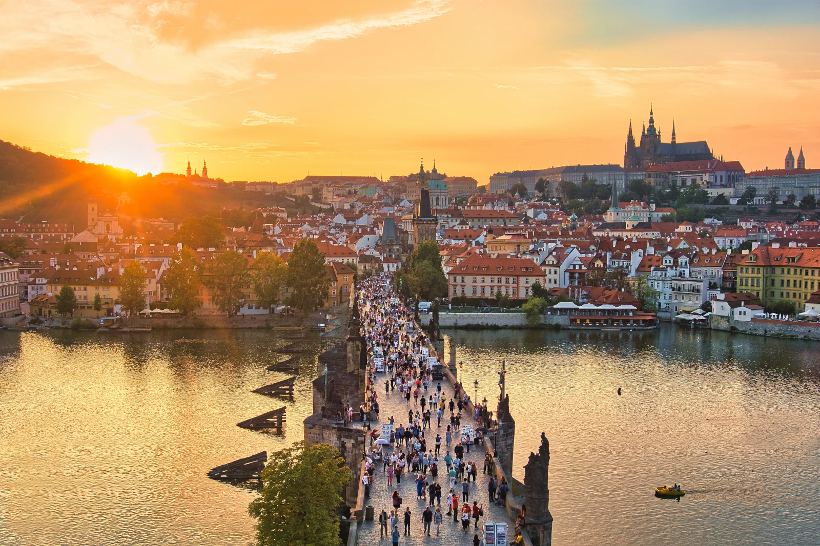 Die Karlsbrücke und die alte Burg in Prag bei Sonnenuntergang
