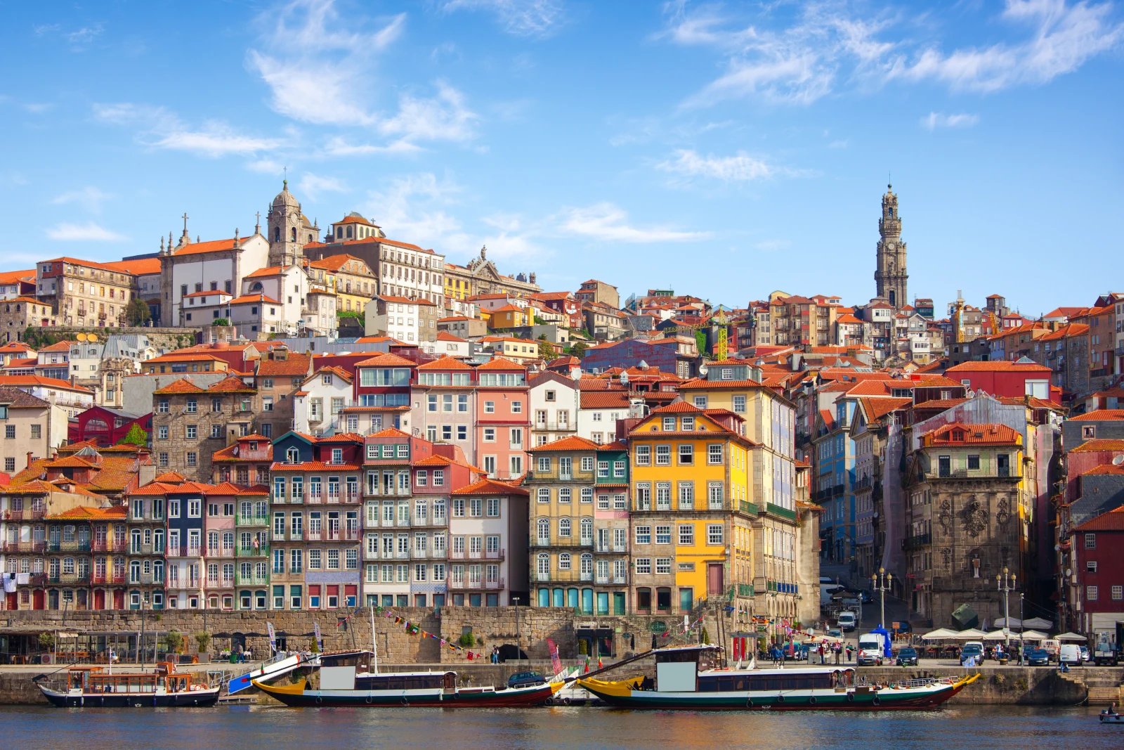 Malerische Aussicht auf den historischen Teil von Porto und den Fluss Douro, Portugal