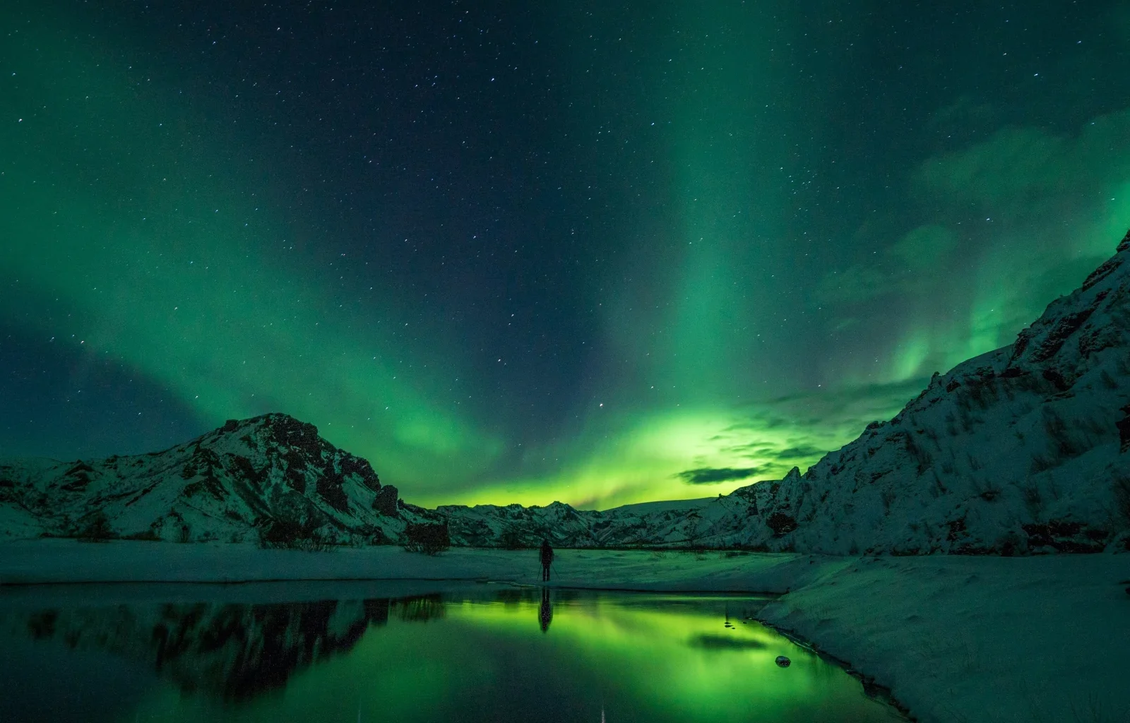 grüne Polarlichter über Reykjavik, der Hauptstadt Islands