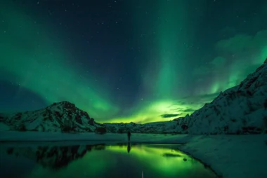 grüne Polarlichter über Reykjavik, der Hauptstadt Islands