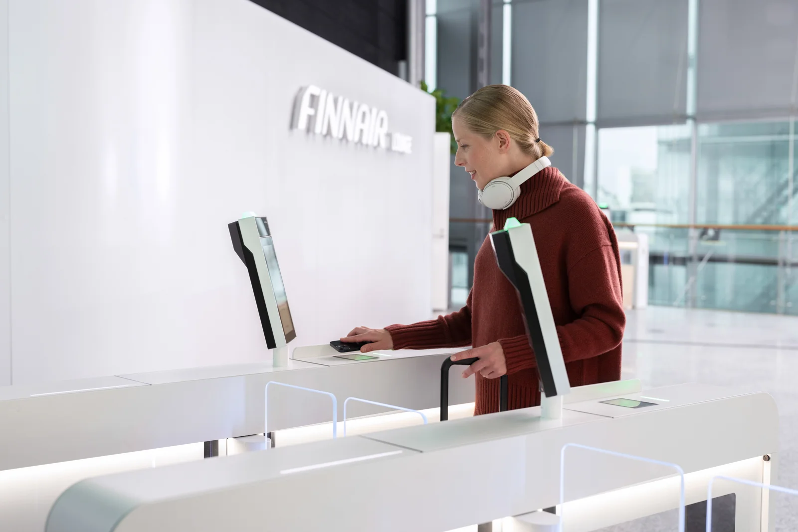 Frau am Zugang zur Finnair Lounge