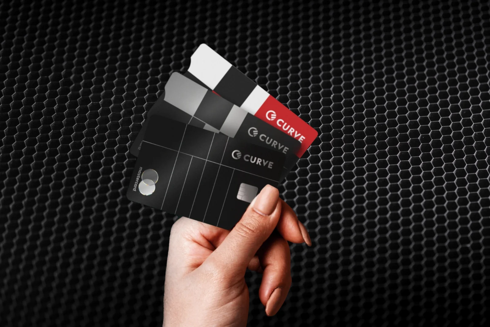 Curve Card Lite, Black, Metal Karten als Fächer in der Hand