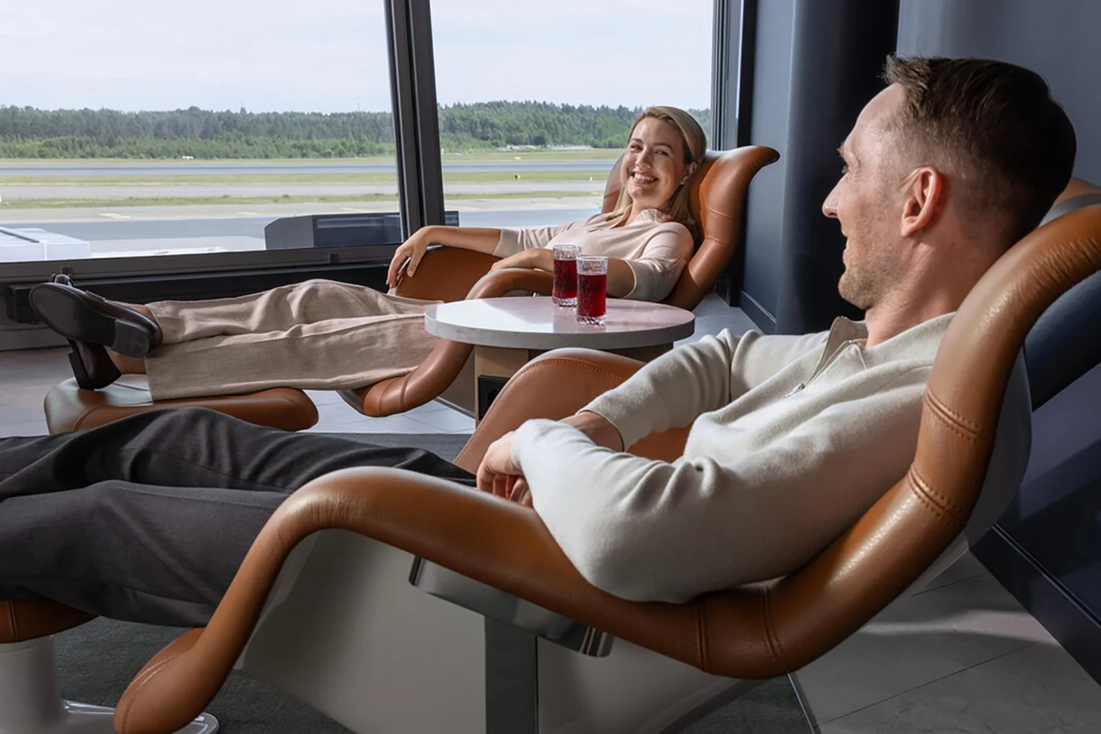 Passagiere relaxen in der Airport Lounge im Schengen-Bereich am Flughafen helsiniki Vaanta (HEL)