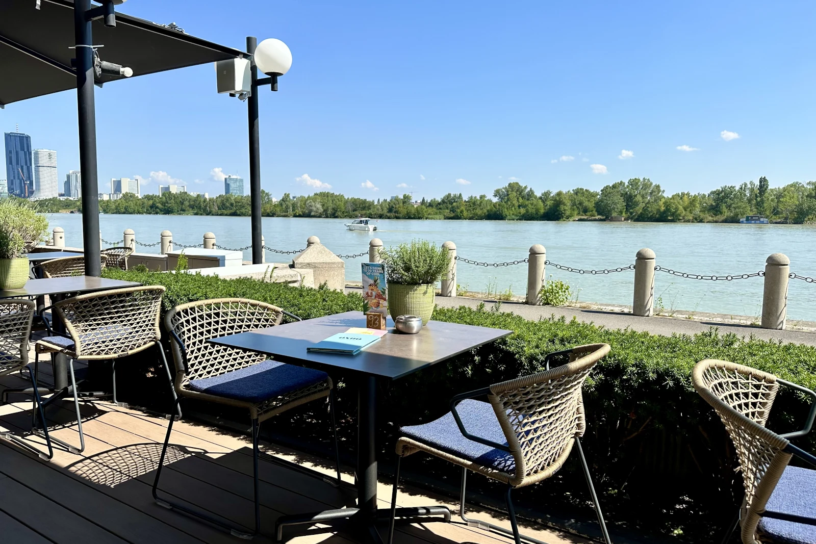 Oxbo Restaurant Terasse Hilton Vienna Waterfront