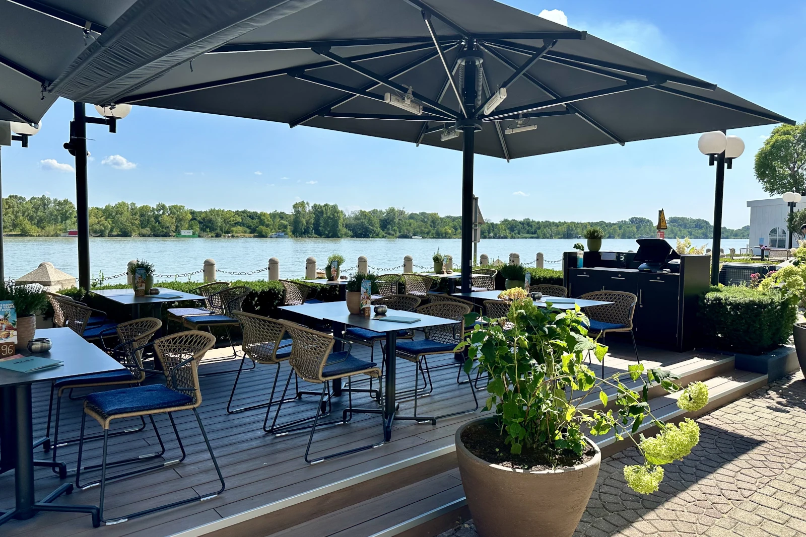 Oxbo Restaurant Terasse Hilton Vienna Waterfront