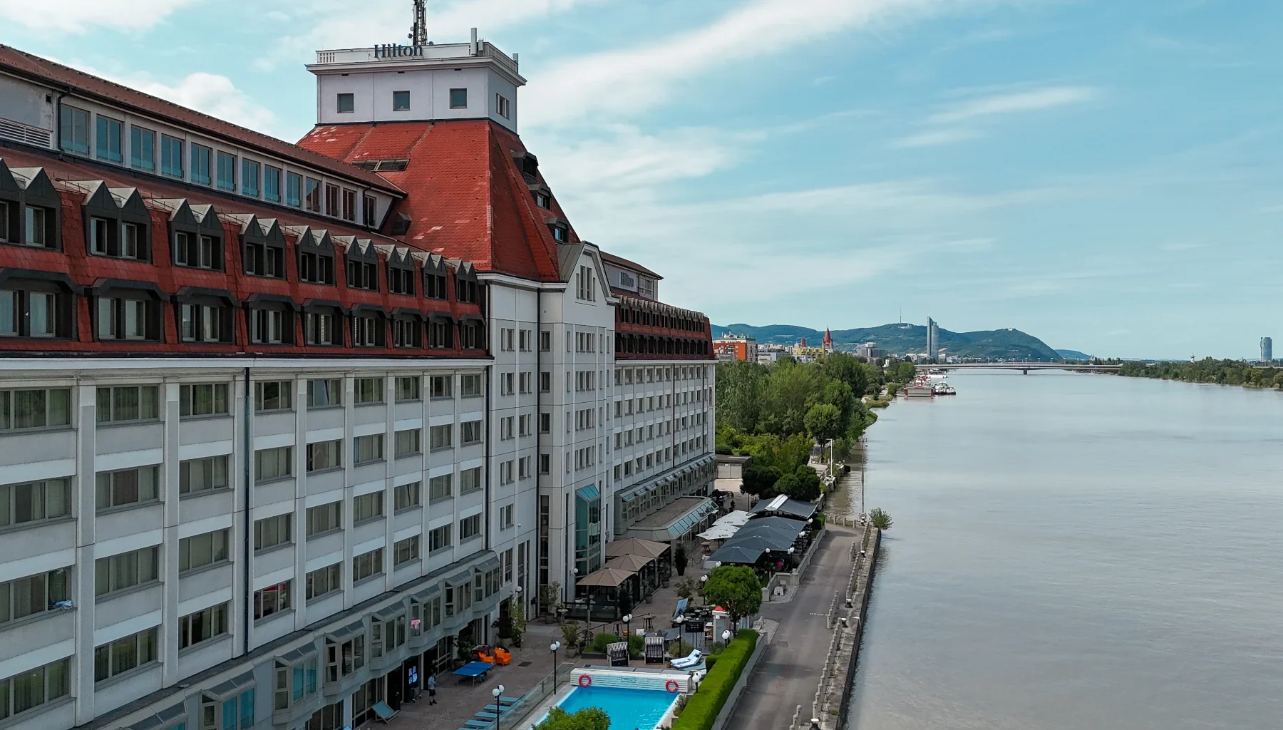 Hilton Vienna Waterfront an der Donau aus der Vogelperspektive