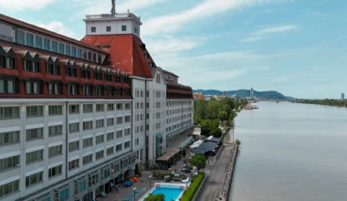 Hilton Vienna Waterfront an der Donau aus der Vogelperspektive