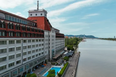 Hilton Vienna Waterfront an der Donau aus der Vogelperspektive