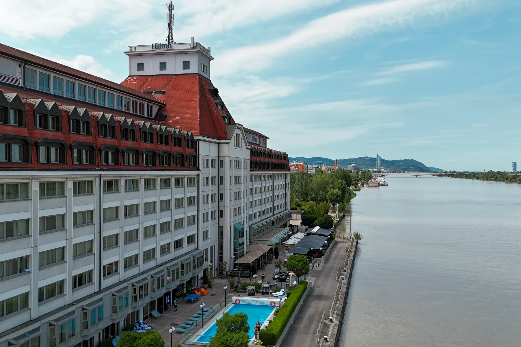 Hilton Vienna Waterfront an der Donau aus der Vogelperspektive