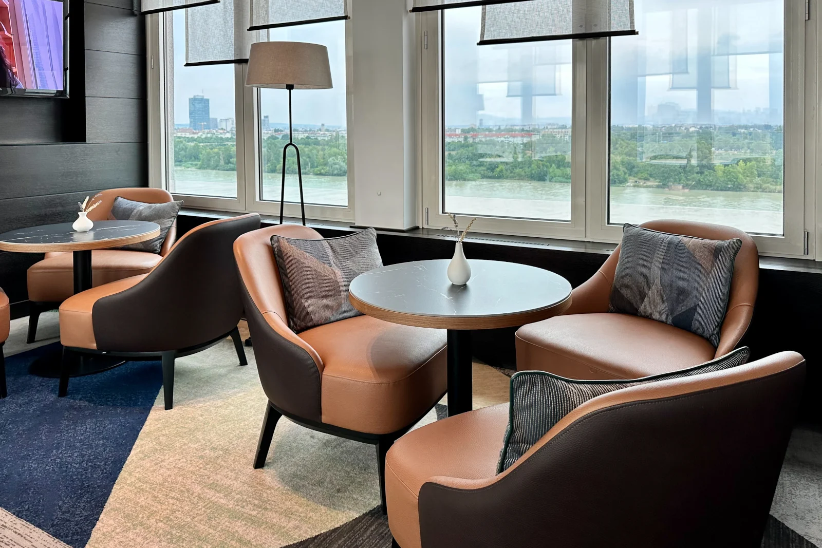 Executive Lounge mit Donaublick Hilton Vienna Waterfront