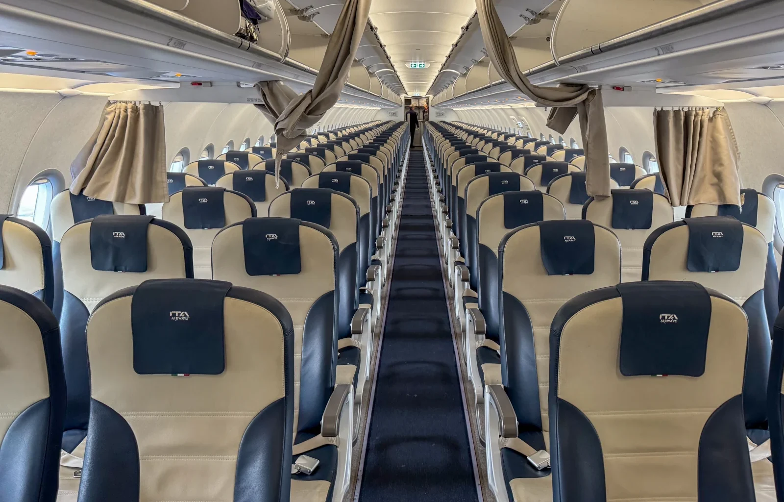 Blick in die Kabine des Airbus A320 von ITA Airways