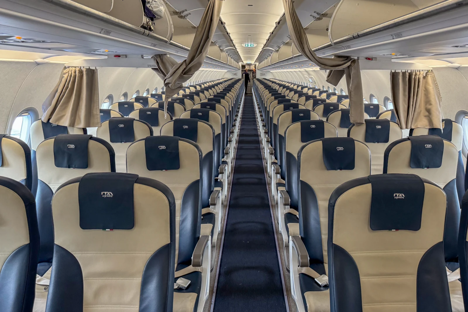 Blick in die Kabine des Airbus A320 von ITA Airways