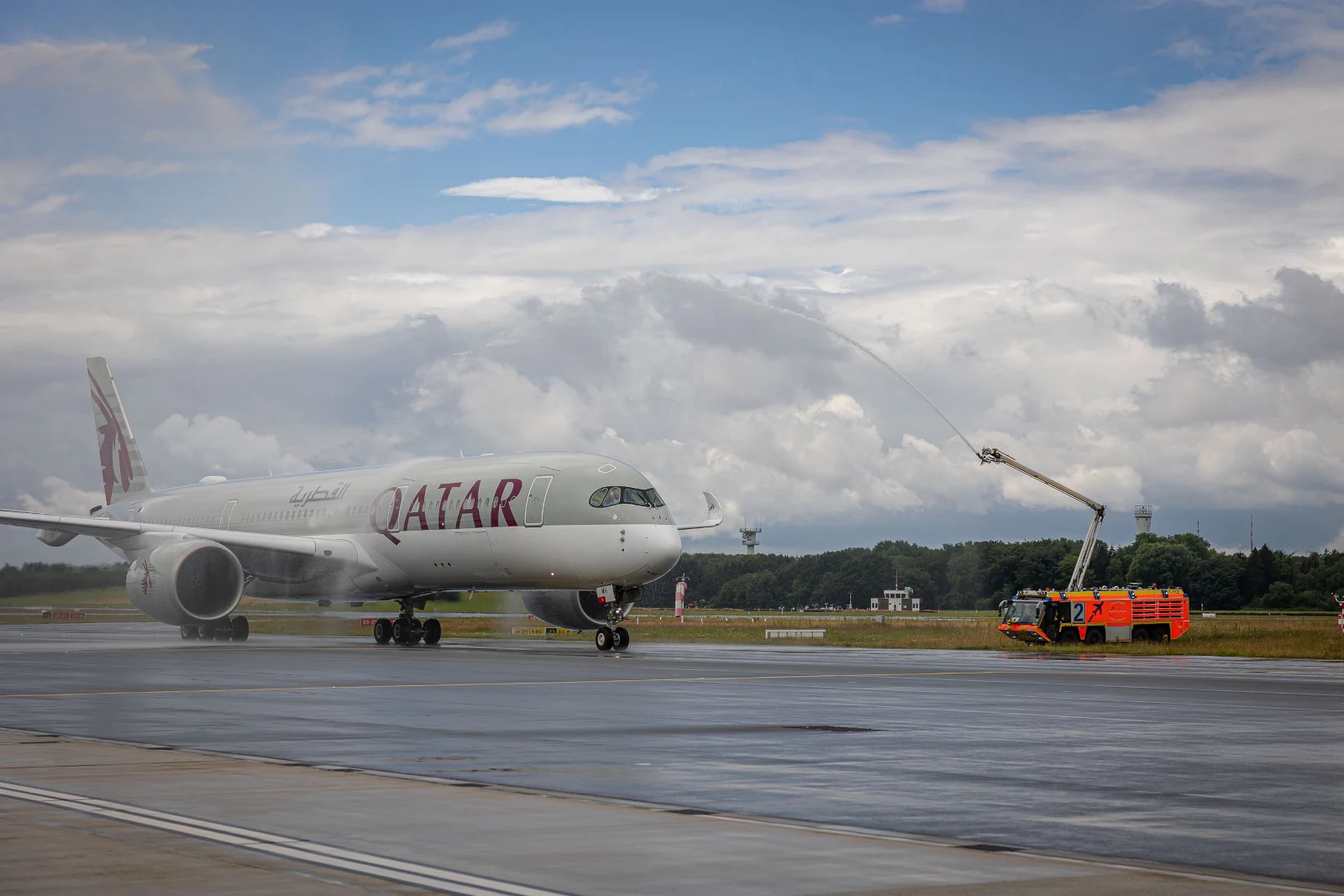 Wasserfontänen Salut für den Erstflug von Qatar Airways am Hamburg Airport