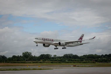 Airbus A350 von Qatar Airways landet zum ersten Mal auf dem Flughafen Hamburg