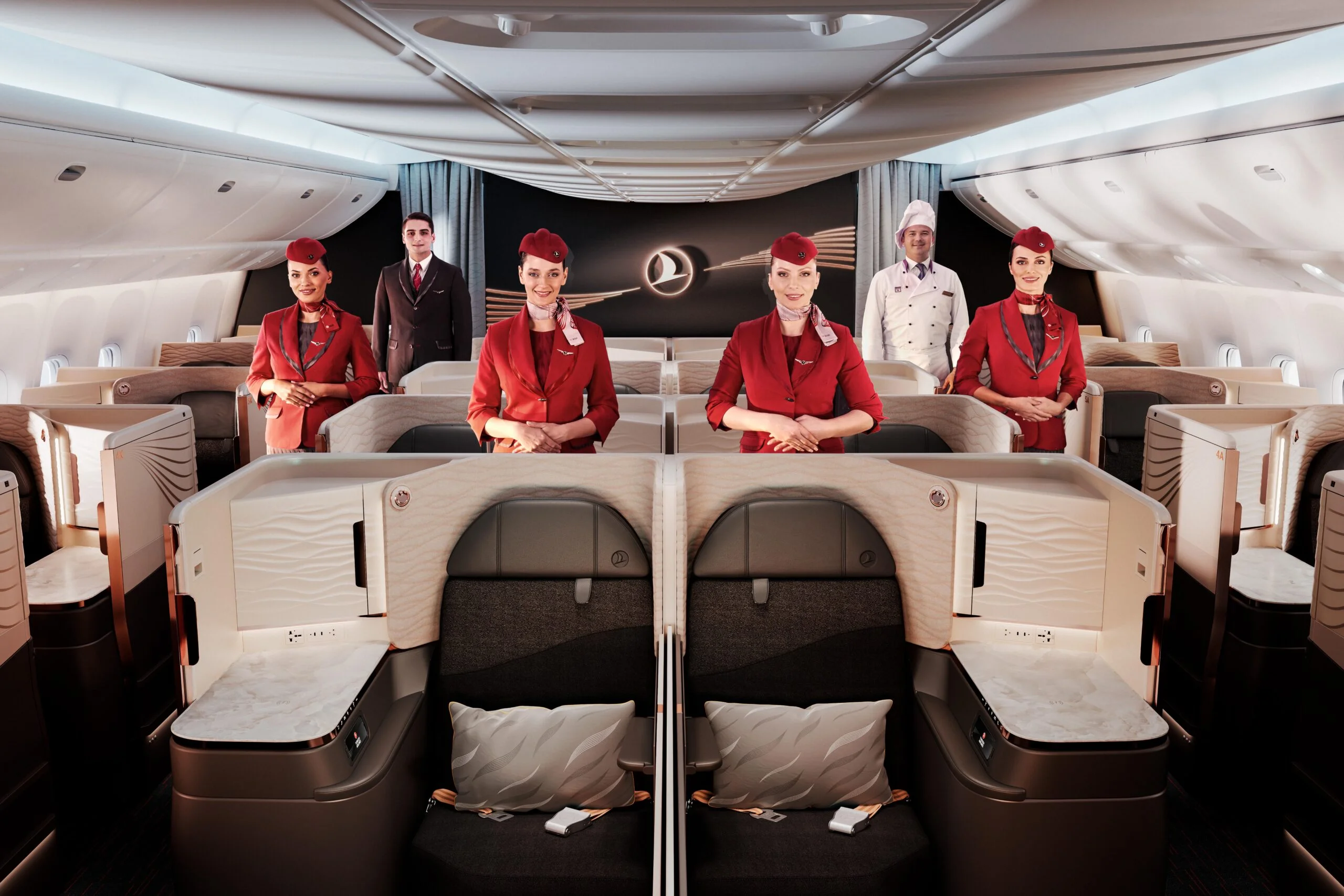 Kabinencrew Gruppenfoto in der neue Turkish Airlines Business Class Boeing 777