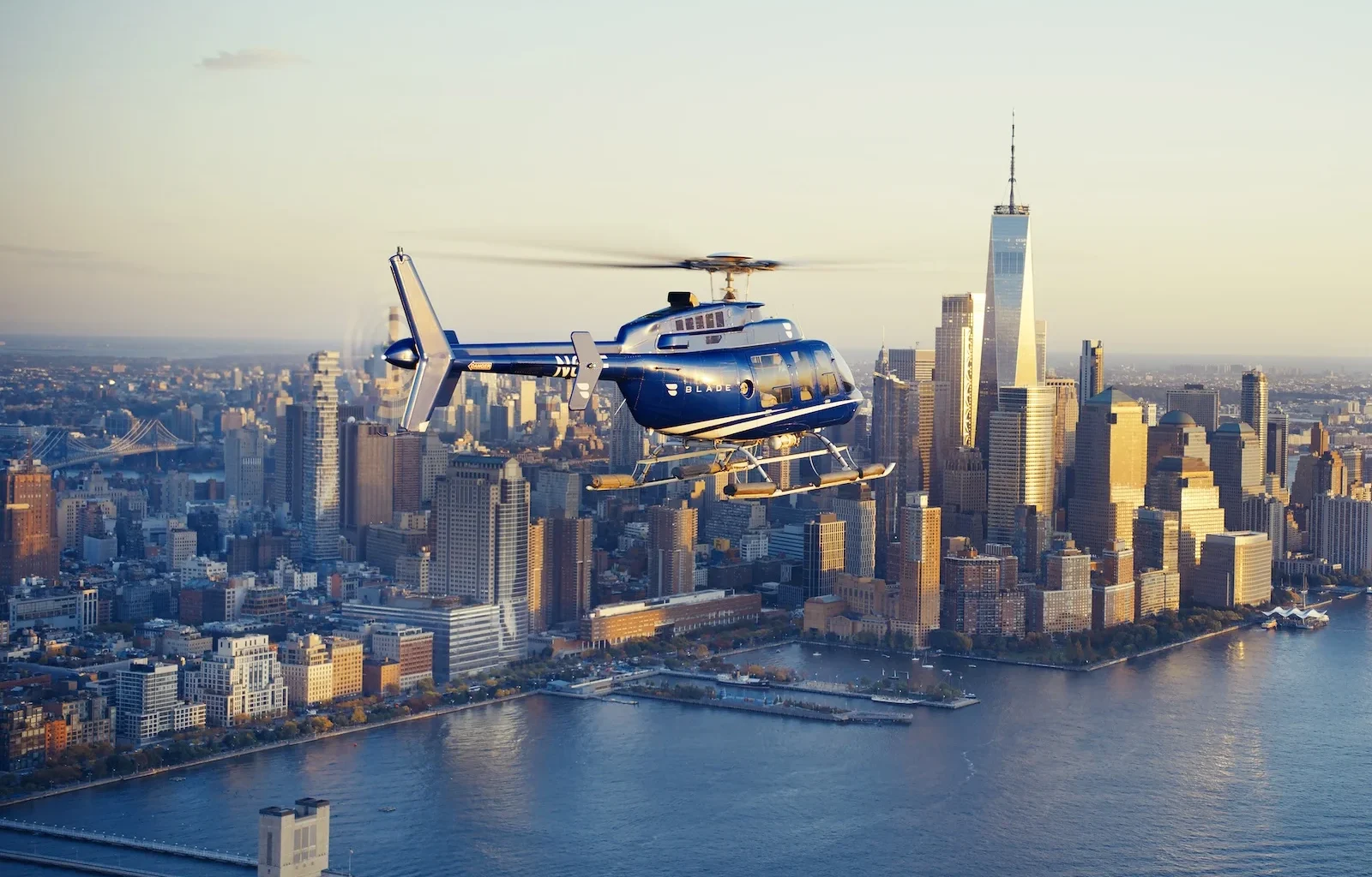 Helikopter von der Transportfirma Blade mit New Yorker Skyline im Hintergrund