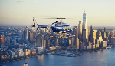 Helikopter von der Transportfirma Blade mit New Yorker Skyline im Hintergrund