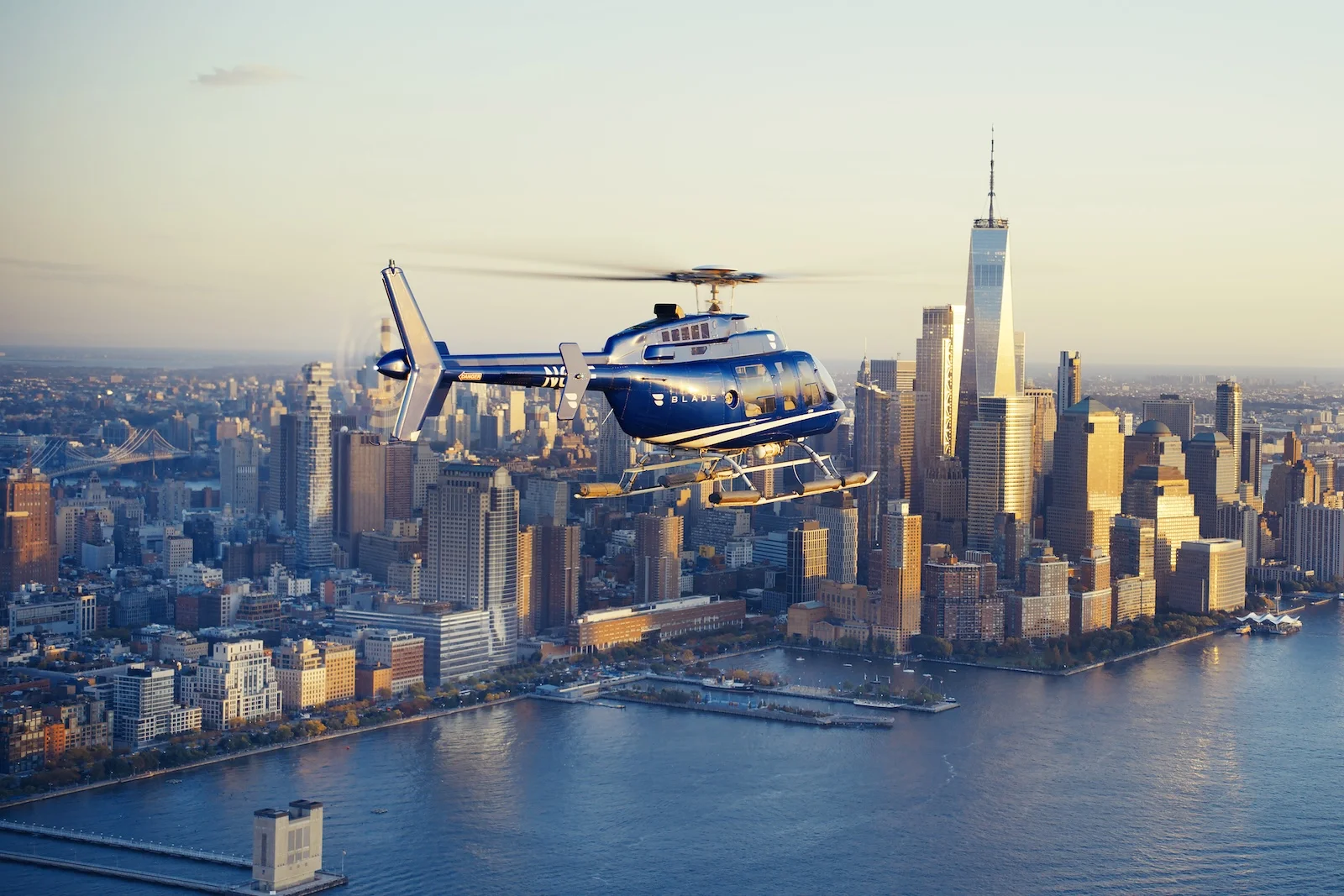 Helikopter von der Transportfirma Blade mit New Yorker Skyline im Hintergrund