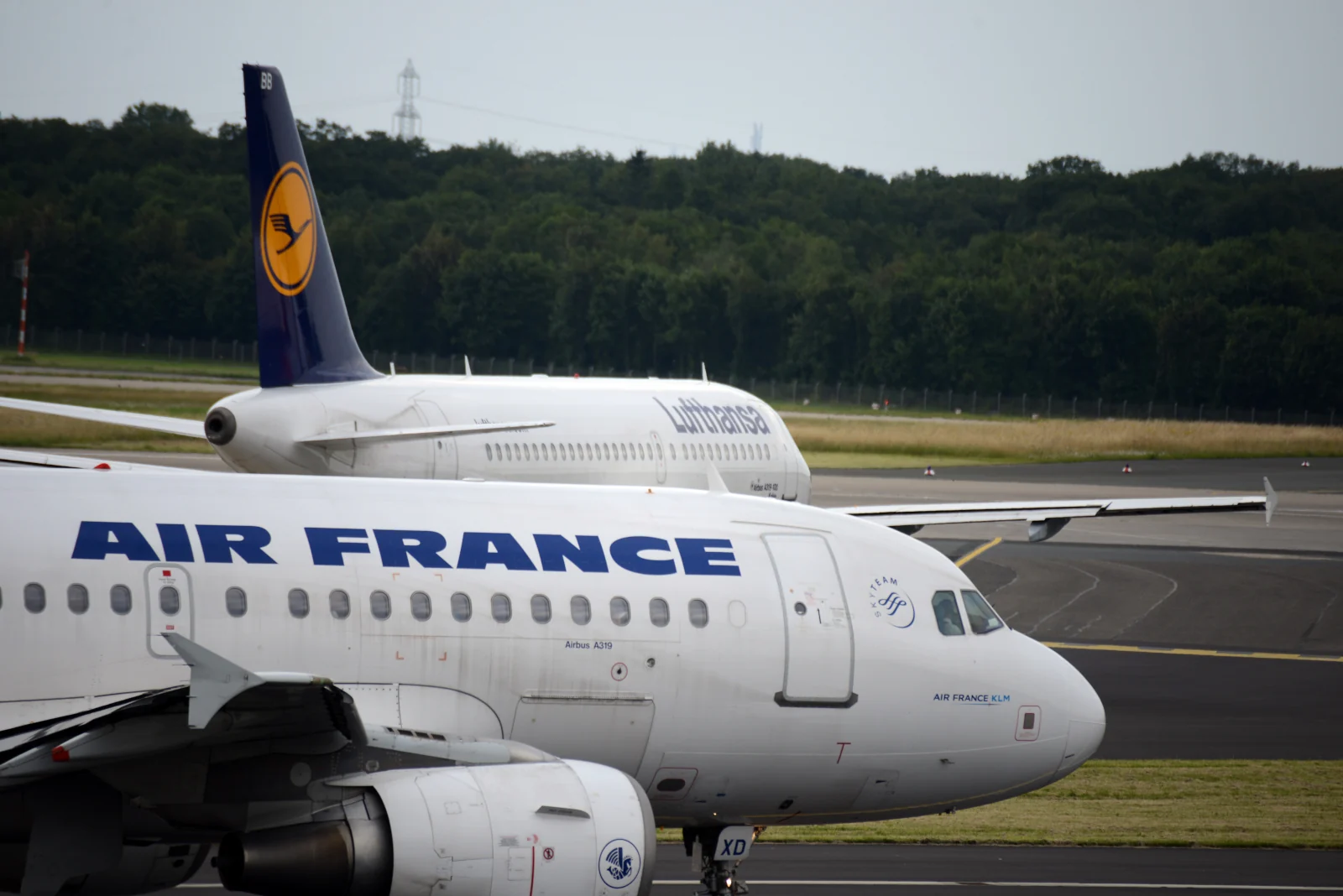 Lufthansa Air France rollen zur Startbahn - Guide Airlines Status Matches