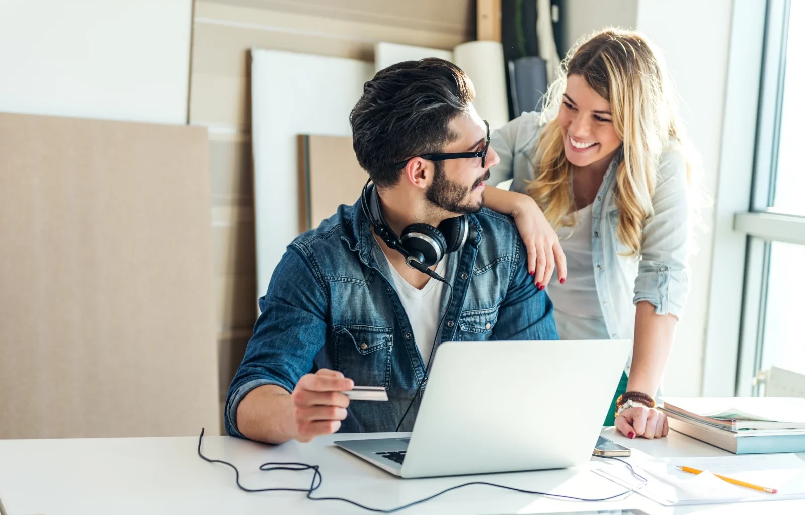 Mann und Frau Business Kollegen, die zusammen am Laptop bestellen