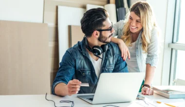 Mann und Frau Business Kollegen, die zusammen am Laptop bestellen