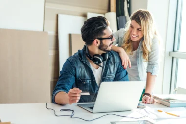 Mann und Frau Business Kollegen, die zusammen am Laptop bestellen