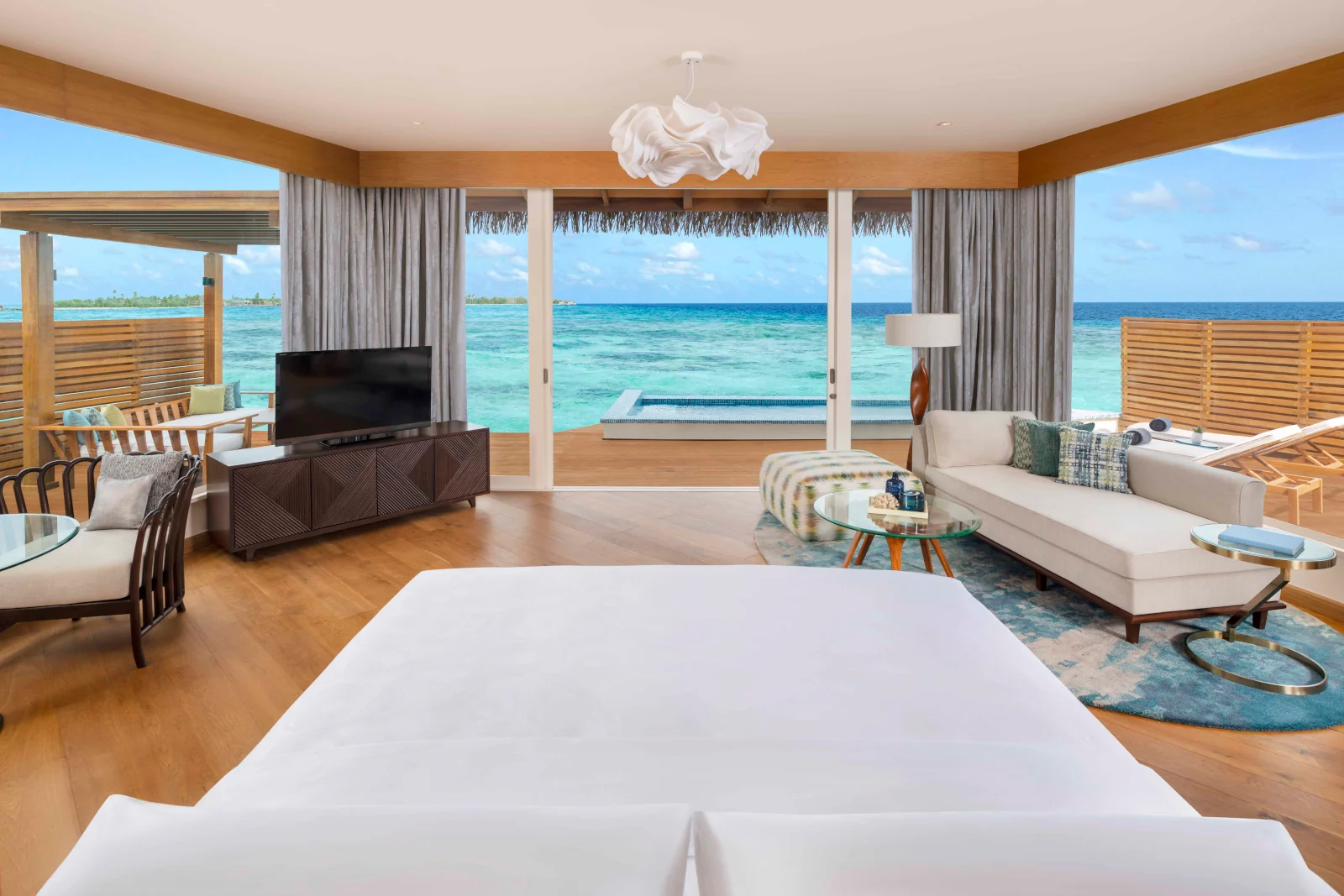 JW Marriott Maldives Duplex Overwater Villa Schlafzimmer