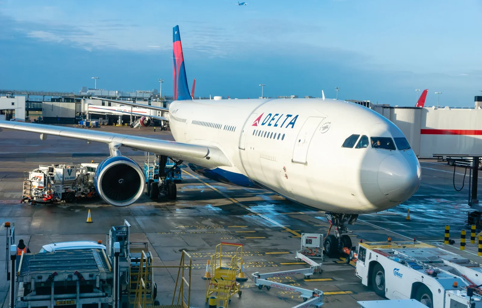 Delta Air Lines Flugzeug Airbus A330 am Flughafen London Heathrow