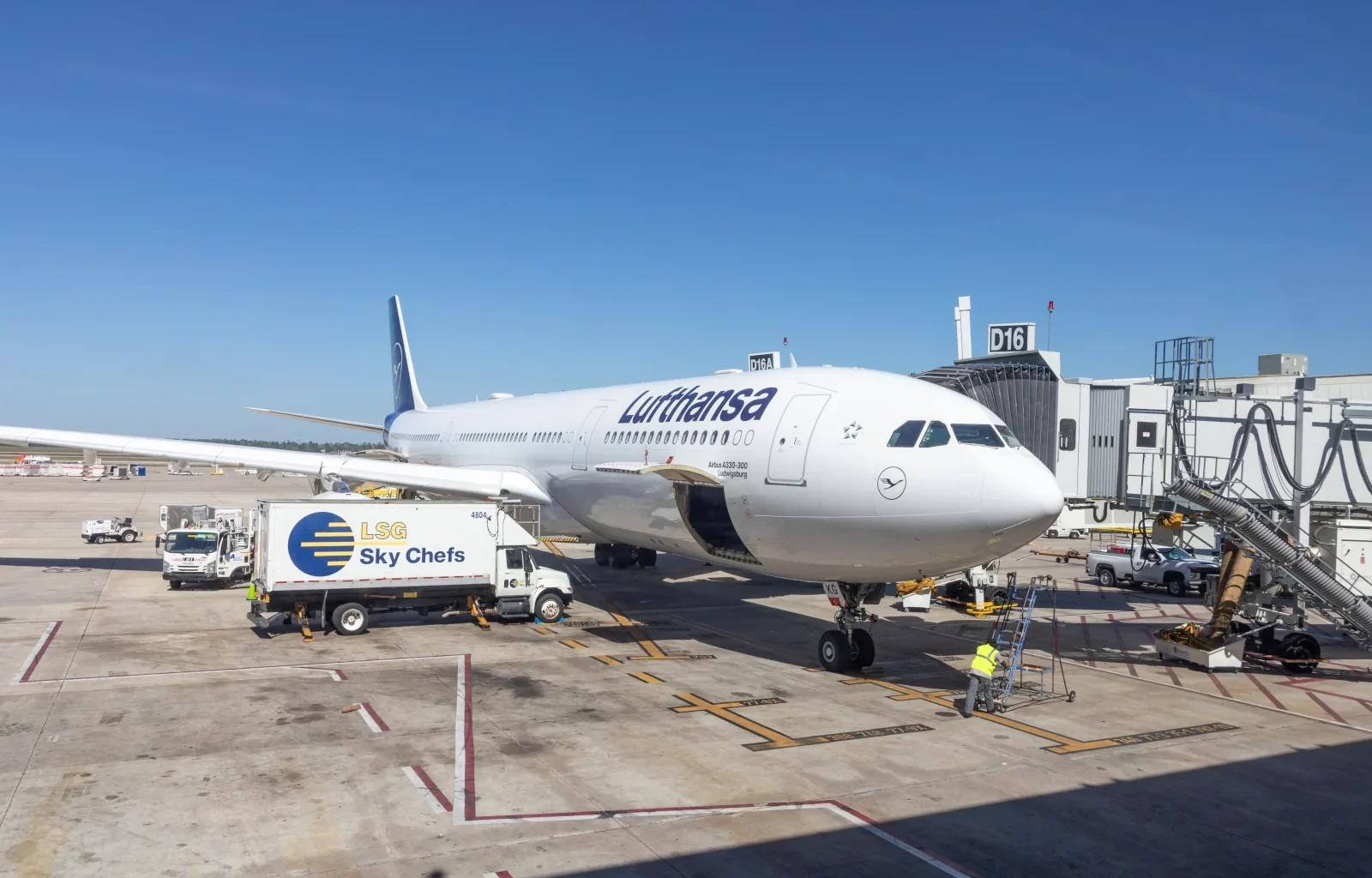 Airbus A330-300 der Lufthansa wird mit Essen für einen Atlantikflug vorbereiten. Passagierbrücke noch am Flugzeug