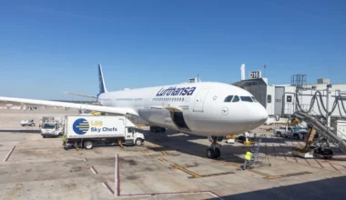 Airbus A330-300 der Lufthansa wird mit Essen für einen Atlantikflug vorbereiten. Passagierbrücke noch am Flugzeug