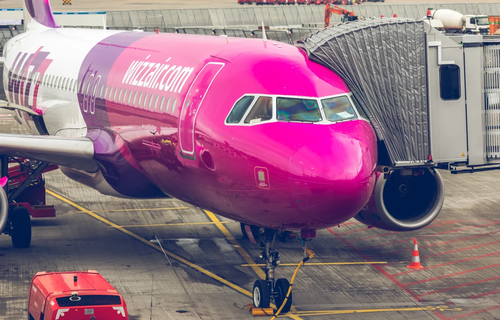 Wizz Air Flugzeug am Flughafen Hamburg mit dem Finger mit dem Terminal verbunden