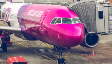 Wizz Air Flugzeug am Flughafen Hamburg mit dem Finger mit dem Terminal verbunden