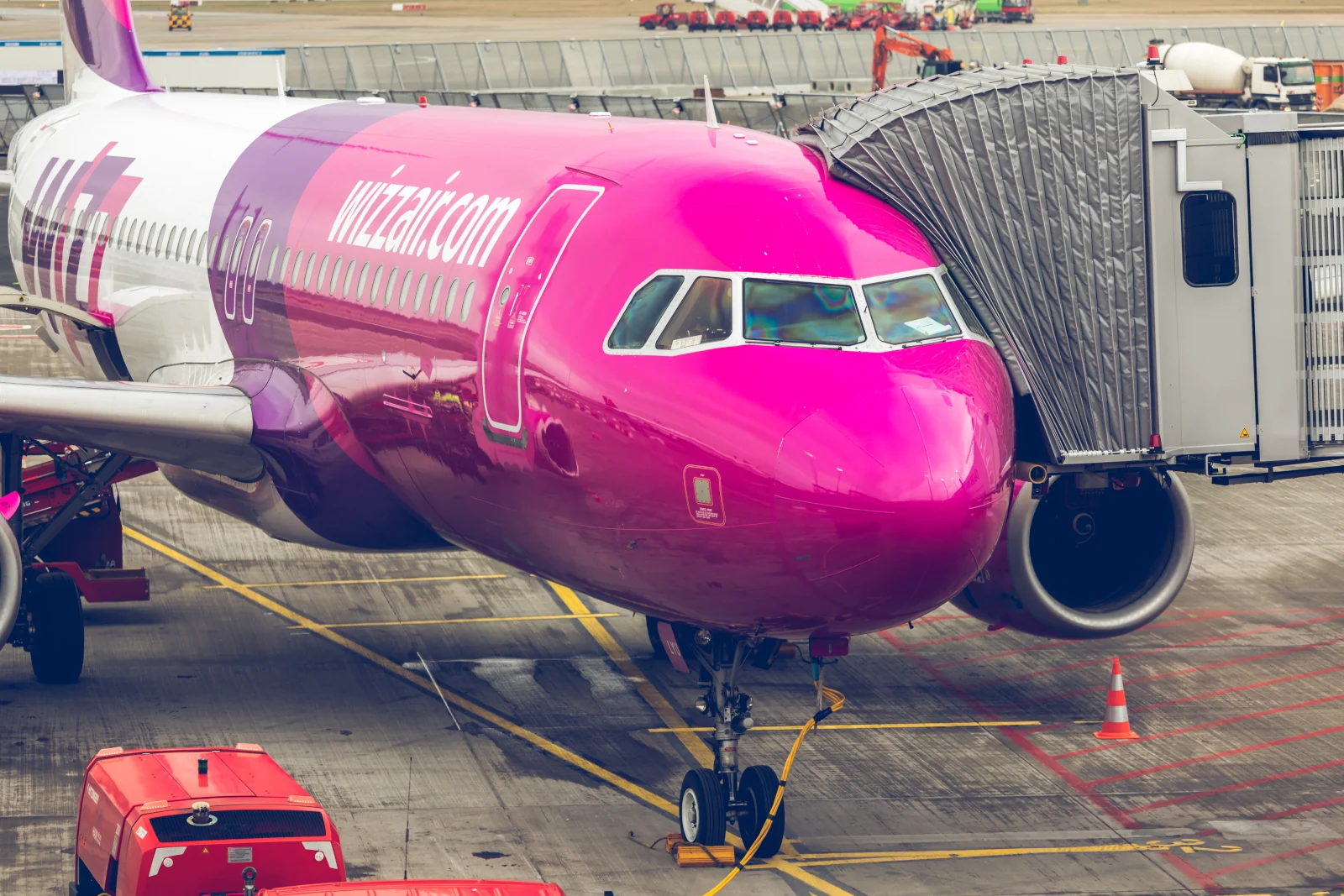 Wizz Air Flugzeug am Flughafen Hamburg mit dem Finger mit dem Terminal verbunden