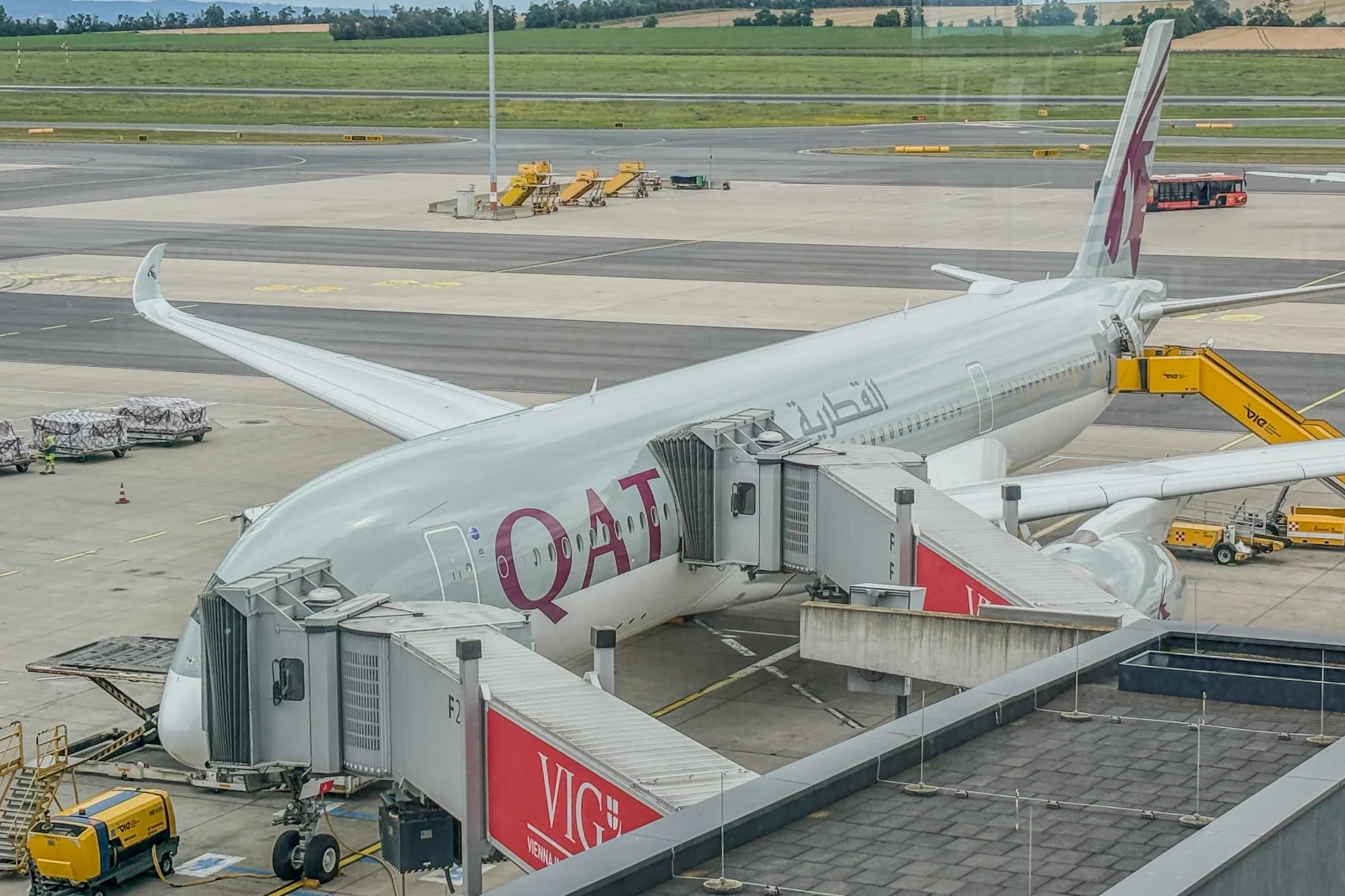 Qatar Airways Airbus A350 am Gate am Flughafen Wien