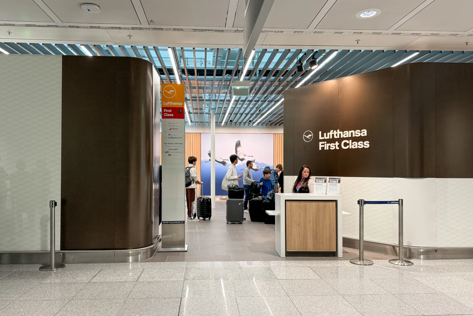 Eingang zum Lufthansa First Class Check-in am Flughafen München