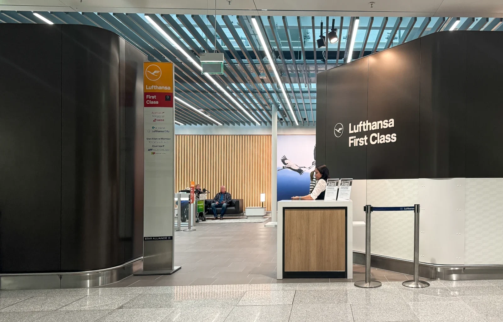 Eingang zum Lufthansa First Class Check-in am Flughafen München