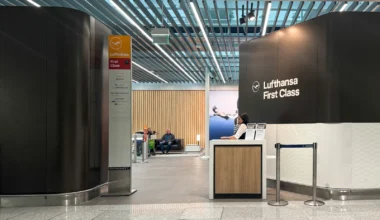 Eingang zum Lufthansa First Class Check-in am Flughafen München