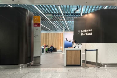 Eingang zum Lufthansa First Class Check-in am Flughafen München