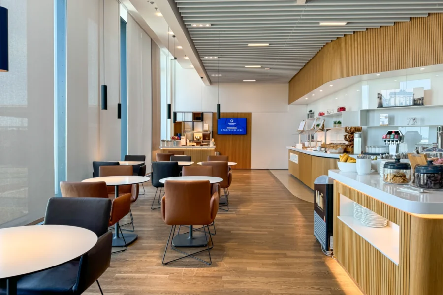Blick zum Buffet der Lufthansa Senator Lounge am Flughafen Berlin-Brandenburg