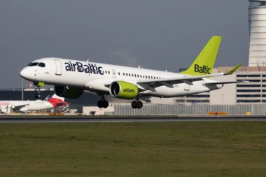 Air Baltic Airbus A220 bei der Landung