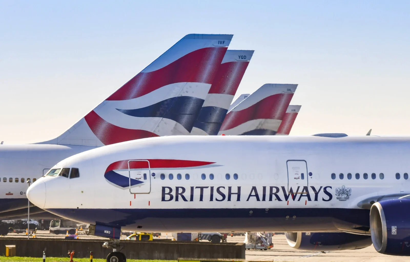 Das von British Airways betriebene Langstreckenflugzeug Boeing 777 rollt für den Start an den Heckflossen der anderen Flugzeuge des Unternehmens vorbei.