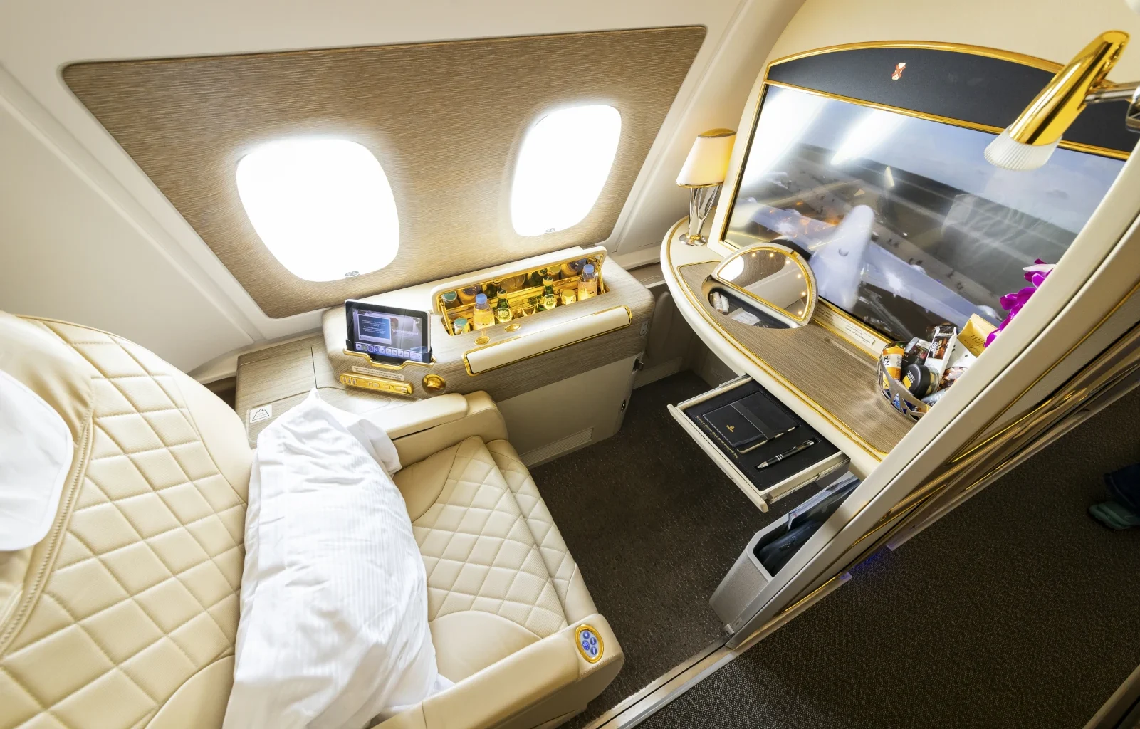 Emirates Airlines First Class Fensterplatz im Airbus A380 Oberdeck