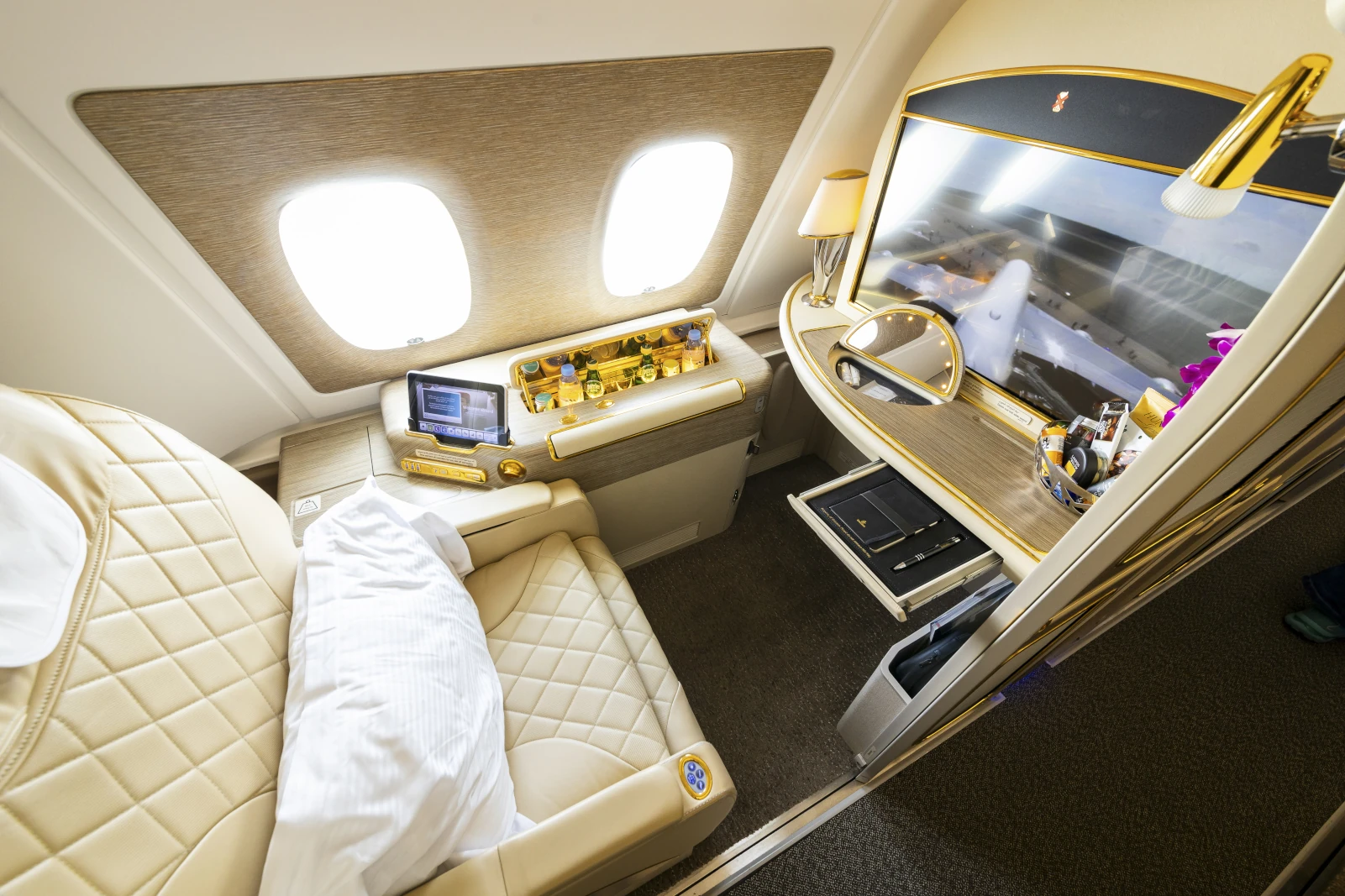 Emirates Airlines First Class Fensterplatz im Airbus A380 Oberdeck